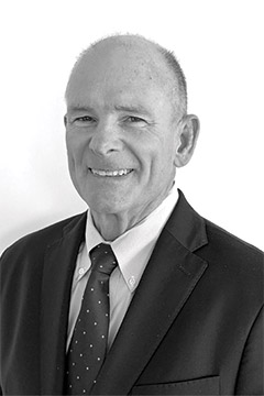 [MISSING IMAGE: ph_warrenrobert-bw.jpg]