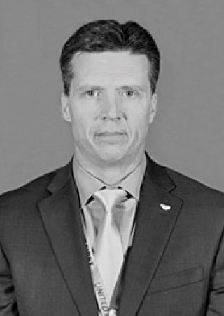 [MISSING IMAGE: ph_captaingarththompson-bw.jpg]