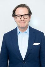 A person wearing glasses

Description automatically generated with low confidence