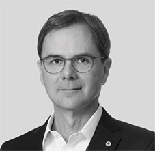 [MISSING IMAGE: ph_jamesrbreuer-bw.jpg]