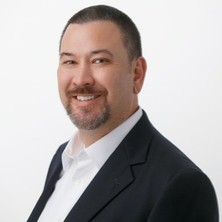 A person smiling for the camera  Description automatically generated with medium confidence