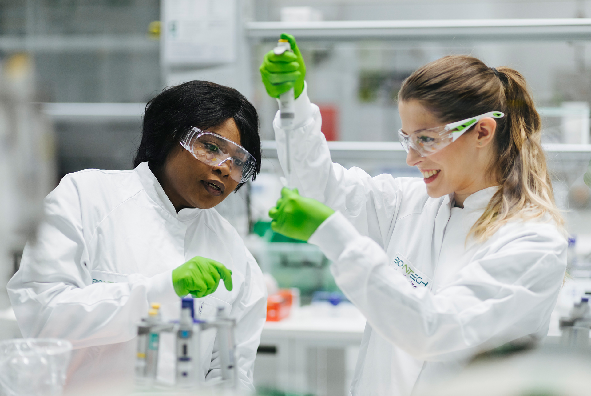 230530_iHub-Lab-Shooting_female_scientists_working_02_sizeadjusted.jpg