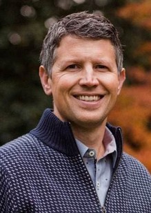 A person smiling for the camera

Description automatically generated with medium confidence